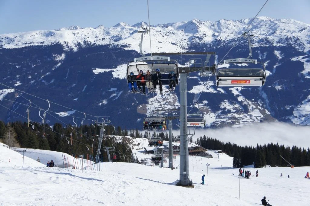 Bild: Blick aus einer Gondel ins Tal - und auf zufriedene Schüler.