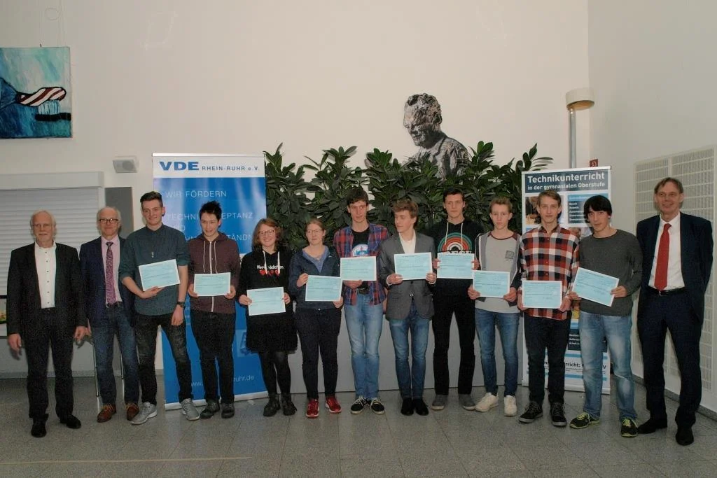 Bild: Jeweils ein Gruppenmitglied durfte mit aufs Foto - mit einem 500 EUR-Scheck in der Hand. (Foto: VDE)
