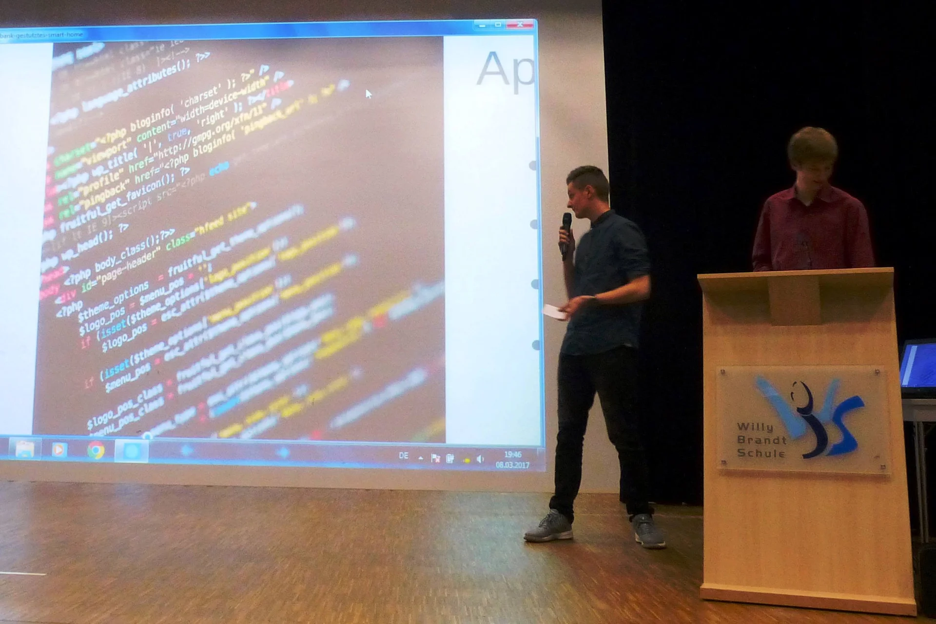 Bild: Andre Wieczorek (links) und Jan Sniehota bei der Präsentation ihres Projektes beim Technikpreis 2017 - ja, man fühlt sich an Matrix erinnert. Informatiker verstehen das aber.