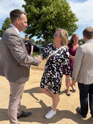 Amtsdirektor Thomas Kresse mit Wirtschaftsministerin Martina Klement  (Bild vergr&ouml;&szlig;ern)