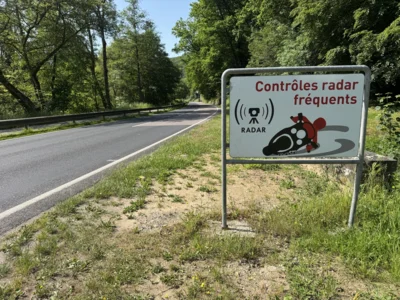 Attention motos!  (Bild vergr&ouml;&szlig;ern)