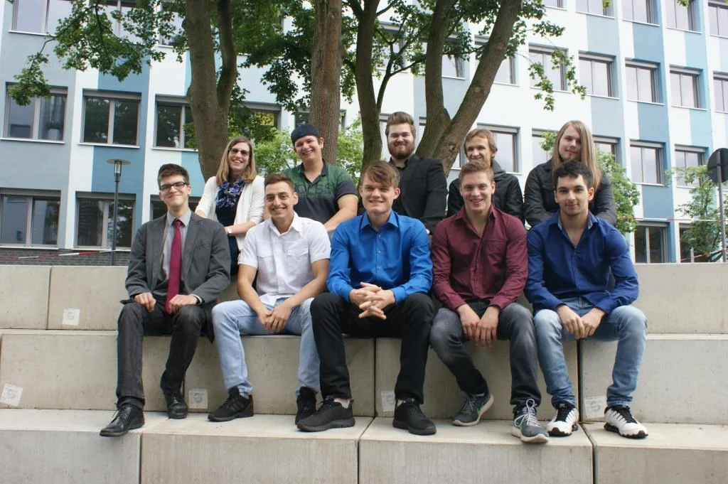 Bild: Zweijährige Berufsfachschule für Elektrotechnik CE2O1 mit Klassenlehrerin und Bildungsgangleiterin Stephanie Wulff