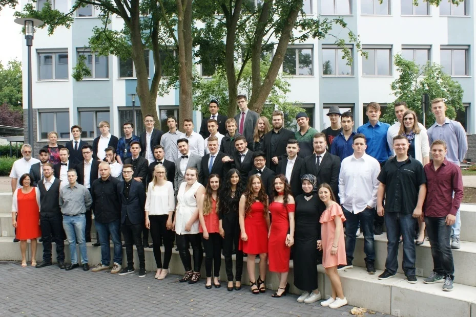 Bild: Unsere Absolventinnen und Absolventen der Zweijährigen Berufsfachschule für Elektrotechnik, Metalltechnik und Wirtschaft und Verwaltung (Höhere Handelsschule) sowie unsere Informationstechnischen Assistentinnen und Assistenten Unsere Abschlussklassen CE2O1, CM2O1, CW2O2 und CW2O3