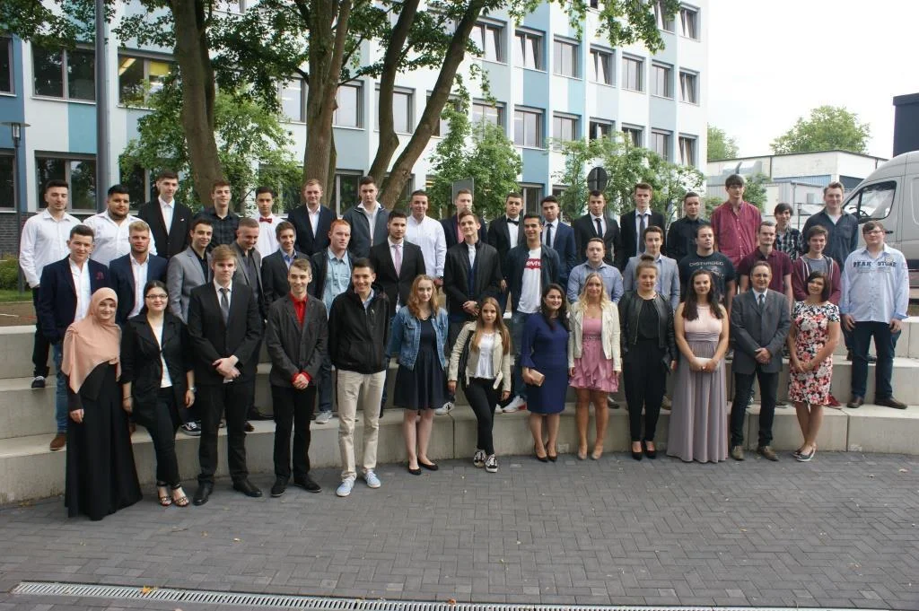 Bild: Unsere Absolventinnen und Absolventen der Zweijährigen Berufsfachschule für Wirtschaft und Verwaltung (Höhere Handelsschule), der Fachoberschule für Wirtschaft sowie unsere Informationstechnischen Assistentinnen und Assistenten Die Abschlussklassen CI3O1, CW2O1, CW2O4 und CW12