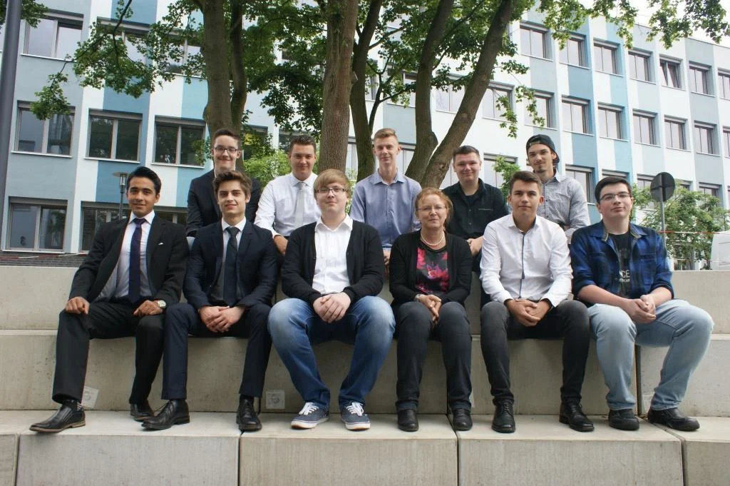 Bild: Zweijährige Berufsfachschule für Metalltechnik CM2O1 mit Klassenlehrerin und Bildungsgangleiterin Susanne Macheit