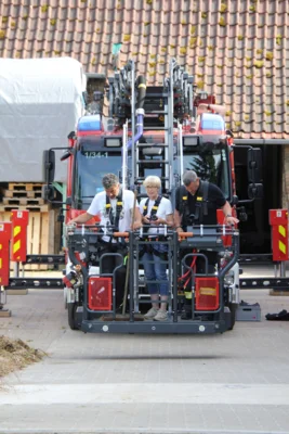 Die Feuerwehr Edenkoben unterst&uuml;tzt die Aktion.  (Bild vergr&ouml;&szlig;ern)