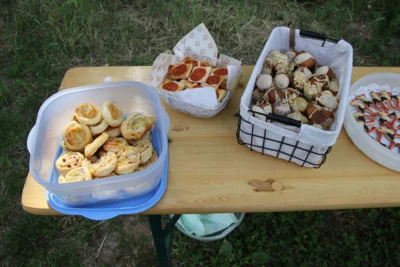 Nach der Taufe gab es kleine K&ouml;stlichkeiten.  (Bild vergr&ouml;&szlig;ern)