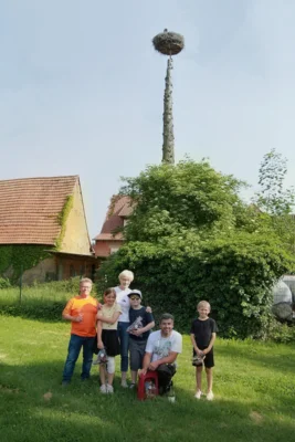 Die Paten mit Benno Wiebke, Regina von Nida und Christian Reis mit dem Storchennest im Hintergrund.  (Bild vergr&ouml;&szlig;ern)