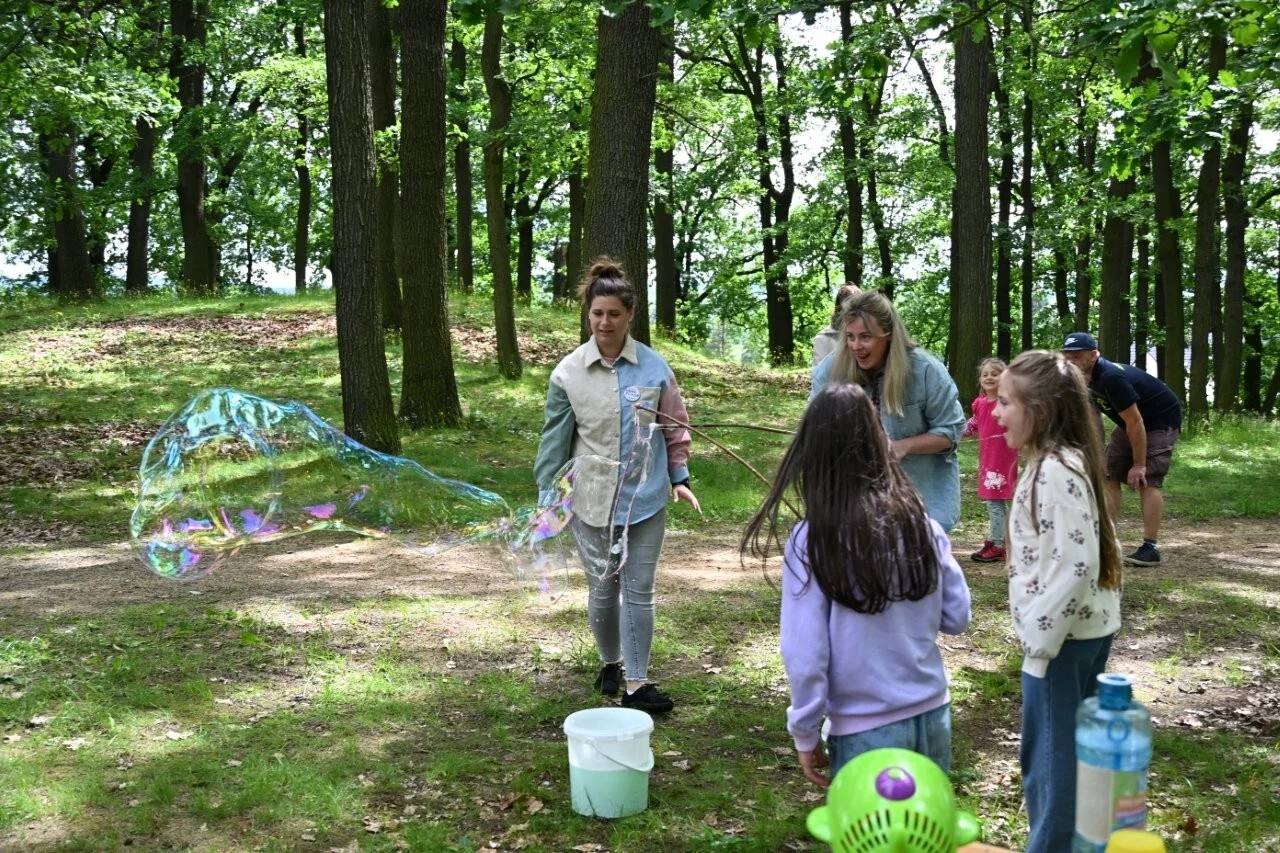 Bild: Riesenseifenblasen Schulhort Taka Tuka Land