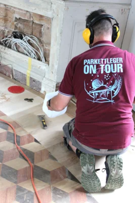 Die Meister und Lehrlinge arbeiten alle ehrenamtlich f&uuml;r den Verein bzw. das Projekt.  (Bild vergr&ouml;&szlig;ern)