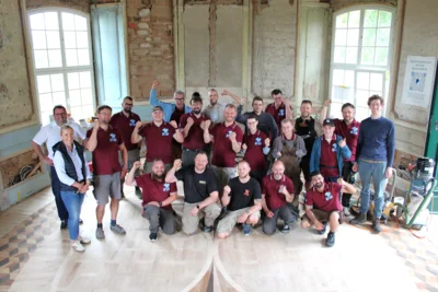 Beim Gruppenfoto durften nat&uuml;rlich neben den flei&szlig;igen Handwerkern auch der Eigent&uuml;mer Georg Freiherr von M&uuml;nchhausen (re.), B&uuml;rgermeister Andreas Nette und Ortsb&uuml;rgermeisterin Ute Rohlfing (li.) nicht fehlen.  (Bild vergr&ouml;&szlig;ern)