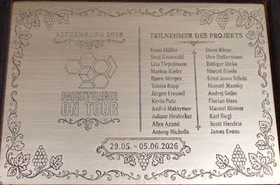 Auf einer Plakette wurden alle Teilnehmer des Projektes nochmals verewigt. Allen gilt es von Herzen DANKESCH&Ouml;N zu sagen.  (Bild vergr&ouml;&szlig;ern)