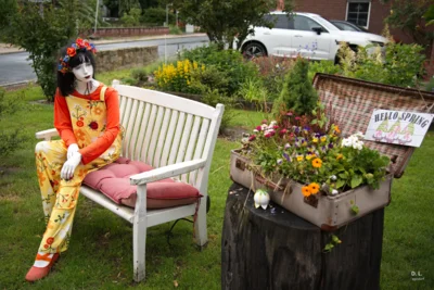 Gartenskulptur Dame auf Bank - Hello Spring  (Bild vergr&ouml;&szlig;ern)