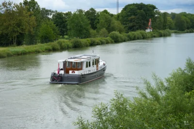 Schiff auf dem Mittellandkanal  (Bild vergr&ouml;&szlig;ern)