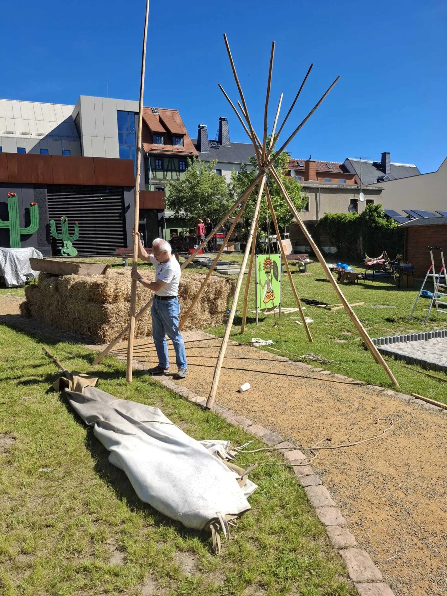 Bild: Gerd Neubert beim Aufbau des Silberbüchsen-Tipis