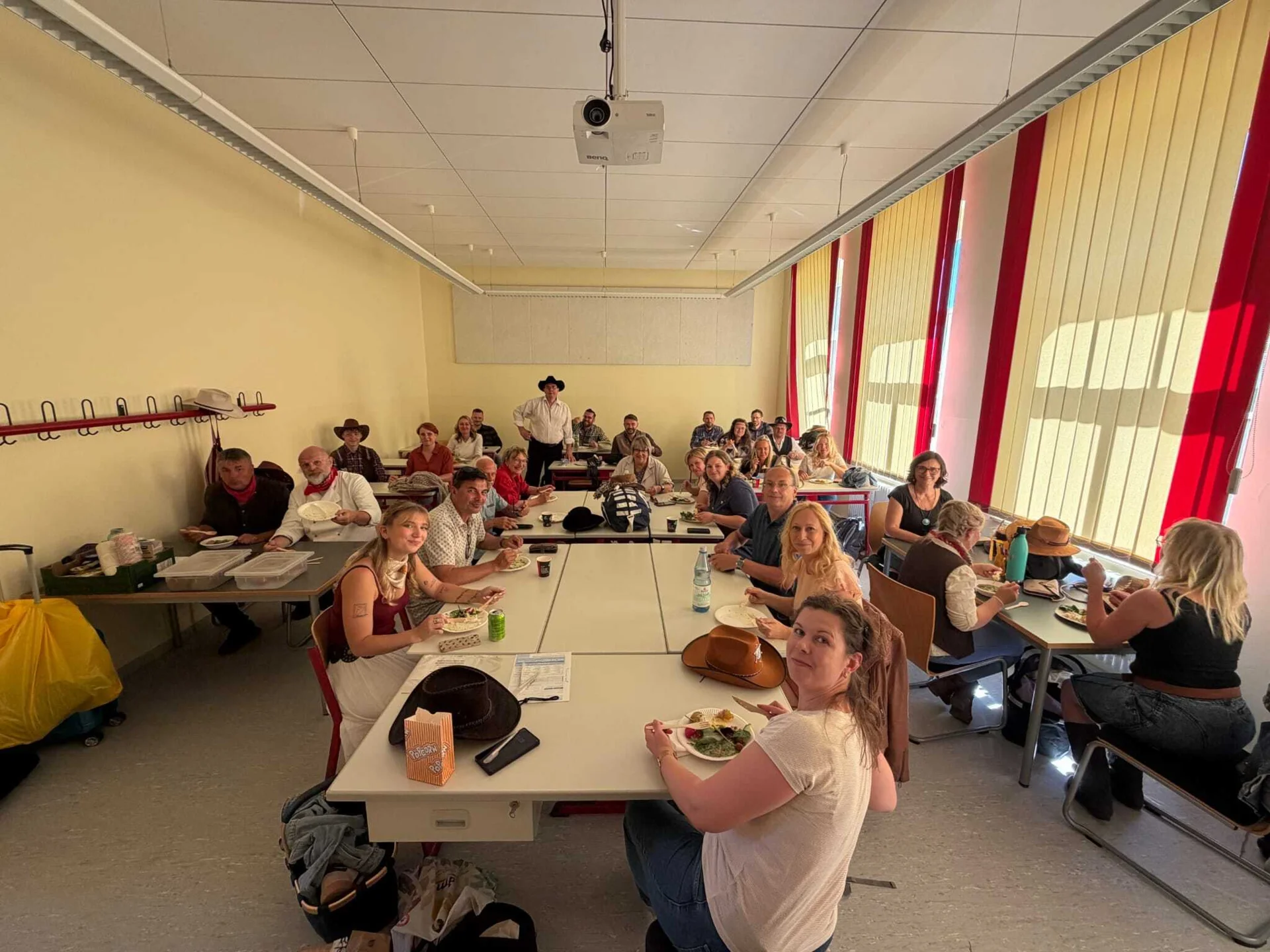 Bild: Verpflegung der Mitwirkenden in der ehemaligen Pestalozzi-Schule (Foto: Team Erzgebirgskrimi)