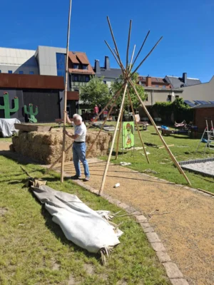 Gerd Neubert beim Aufbau des Silberb&uuml;chsen-Tipis  (Bild vergr&ouml;&szlig;ern)