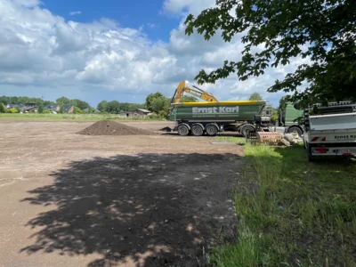 Bagger mit Erdhaufen  (Bild vergr&ouml;&szlig;ern)