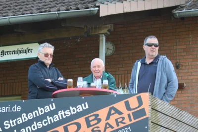Foto des Albums: Ü40 gewinnt letztes Saisonspiel