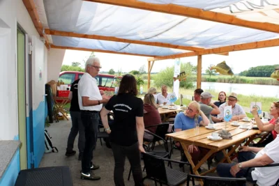 Pr&auml;sident B&uuml;lau und die GF, Frau van der Molen-Stolze, offerierten Vorschl&auml;ge und W&uuml;nsche der Angler  (Bild vergr&ouml;&szlig;ern)