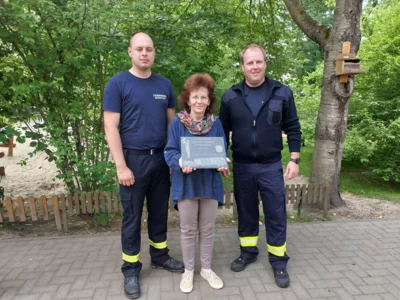 Pr&auml;sent&uuml;bergabe durch die Wehrleitung der FF Neukieritzsch an die Leiterin der KITA  (Bild vergr&ouml;&szlig;ern)