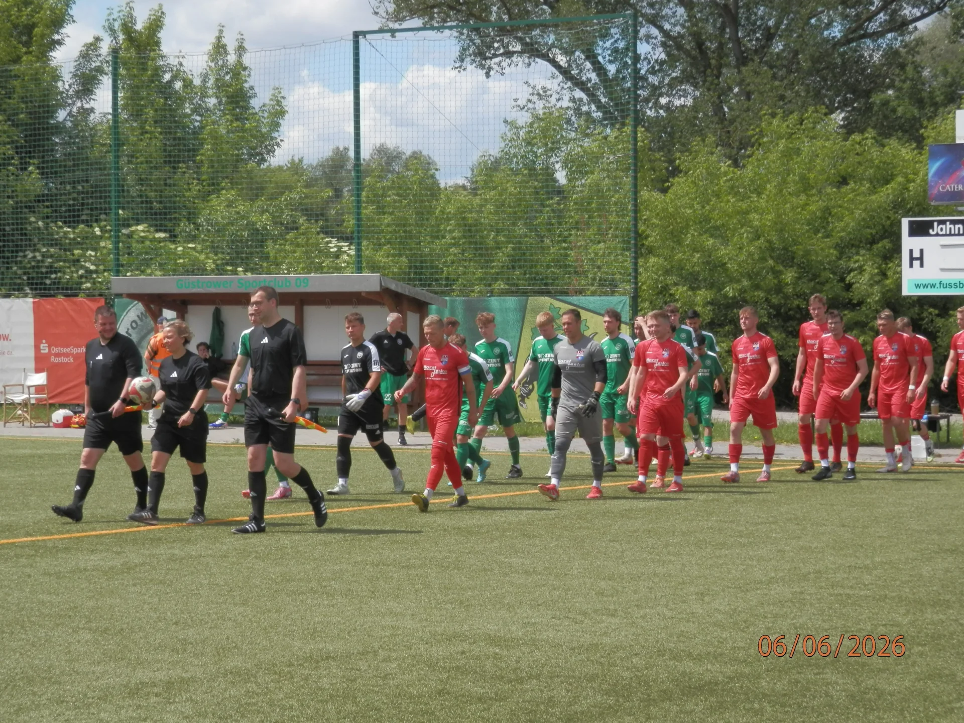 Bild: Auflaufen des FC Seenland Warin (rot) zum letzten Saisonauswärtsspiel im Güstrower Jahn-Stadion.