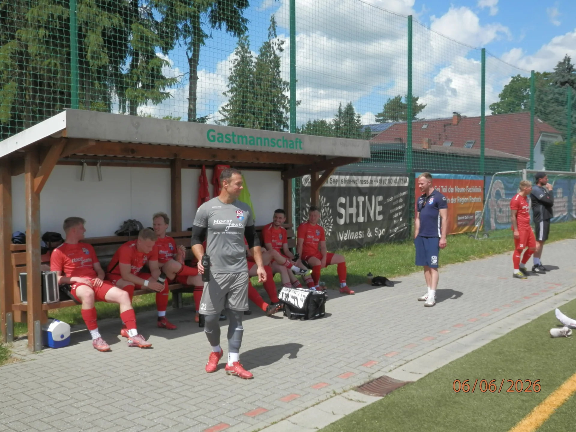 Bild: Erholsame Halbzeitpause der Seenland Kicker beim Match in Güstrow. Im Vordergrund FC-Keeper Philipp Schröder, der insgesamt einen sehr ruhigen Spielnachmittag hatte.