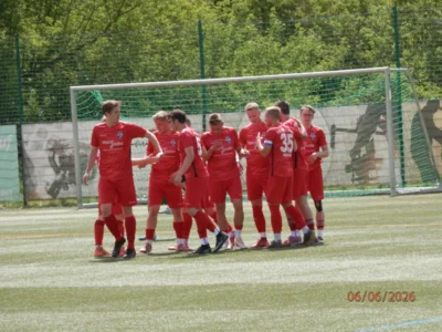 Wieder fr&uuml;he F&uuml;hrung (8.) f&uuml;r die ,,Roten". Gerade hatte Myron Reinberger (4.v.r.) zum 1:0 getroffen. 