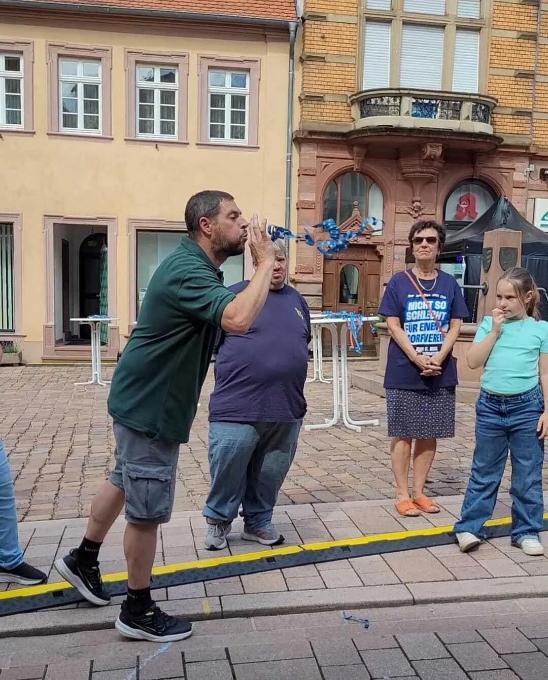 Bild: Joachim Gross bei Disziplin 1: Luftschlangen-Zielschießen.