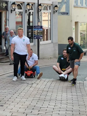Unsere "Platzpatronen" zu Aufstellung der letzten Disziplin, dem Bobbycar-Rennen.  (Bild vergr&ouml;&szlig;ern)