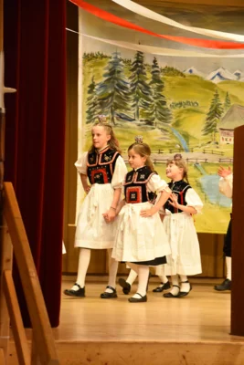 Kinder Tanzgruppe  (Bild vergr&ouml;&szlig;ern)