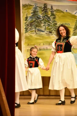 Kinder Tanzgruppe  (Bild vergr&ouml;&szlig;ern)
