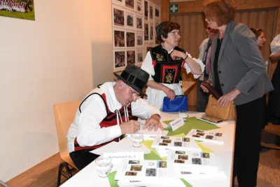 Signierstunde  (Bild vergr&ouml;&szlig;ern)