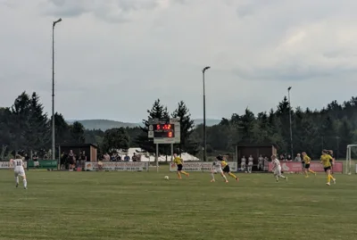 Spannendes Spiel: Die Damenmannschaft des SV Prackenbach erk&auml;mpfte sich den Meistertitel und steigt in die Bezirksliga auf.  (Bild vergr&ouml;&szlig;ern)