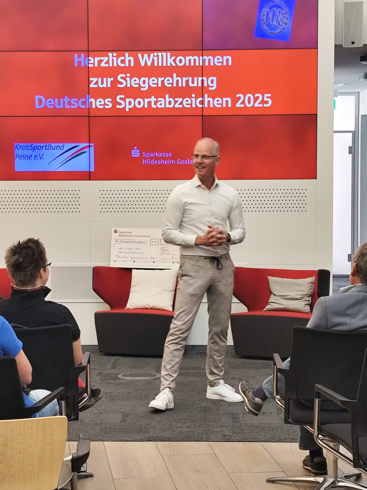 Bild: Begrüßung durch den Sparkassenvertreter