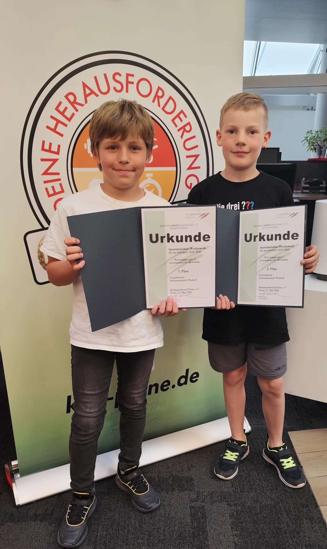 Bild: Gruppenfoto von stolzen Jungs