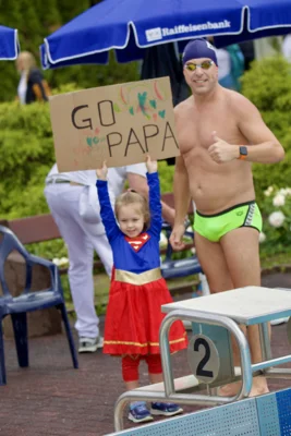 Vorschaubild: Go Papa - ein kleiner Fan mit einem Plakat