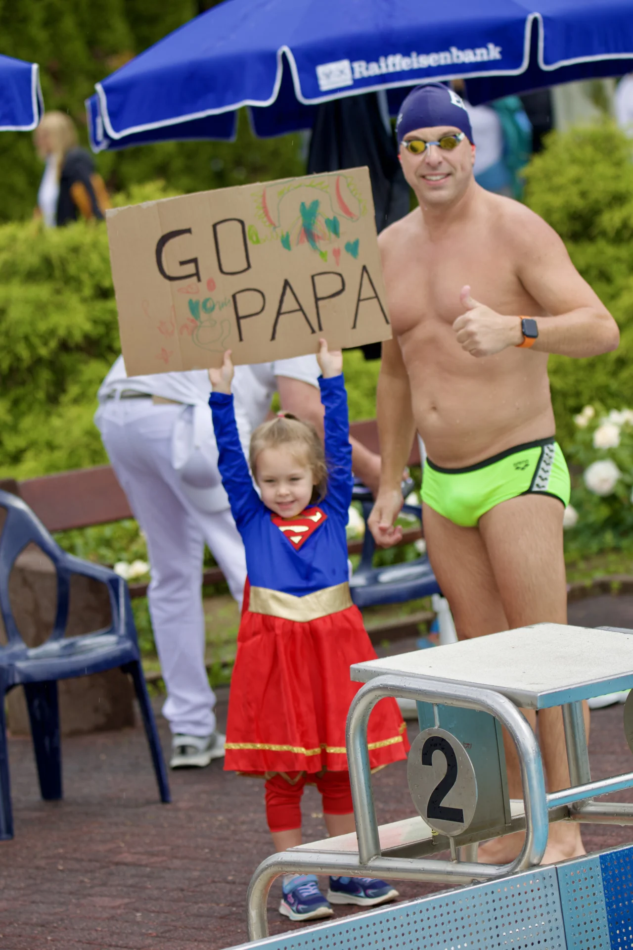 Bild: Go Papa - ein kleiner Fan mit einem Plakat