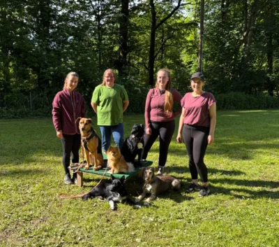 Trainerin Claudia mit Anita, Lisanne und Denise  (Bild vergr&ouml;&szlig;ern)
