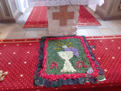 In der Filialkirche Sankt Peter und Paul zierte ein wunderbarer Blumenteppich den Altar.  (Bild vergr&ouml;&szlig;ern)