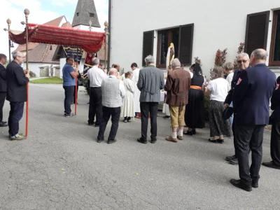 Auch beim Jugendhaus wurde gemeinsam gebetet.  (Bild vergr&ouml;&szlig;ern)