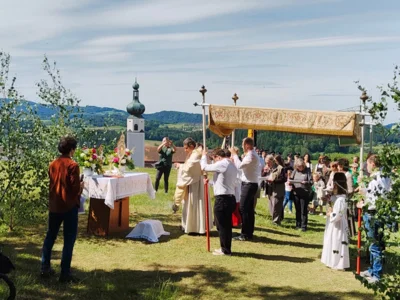Pfarrvikar Anton Kopp zelebrierte in Moosbach eine feierliche Messe zu Fronleichnam und schritt mit den Gl&auml;ubigen und Ortsvereinen in einer Prozession durch das Dorf.  (Bild vergr&ouml;&szlig;ern)