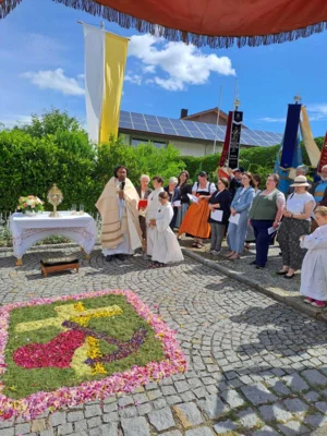 Ein besonderer Blickfang war wieder der Blumenteppich des Frauen- und M&uuml;ttervereins Prackenbach-Krailing beim Pfarrhof.  (Bild vergr&ouml;&szlig;ern)