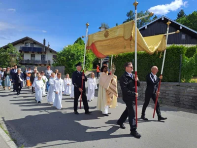 In einer Prozession wurde die Monstranz unter dem Baldachin durch das Dorf geleitet.  (Bild vergr&ouml;&szlig;ern)