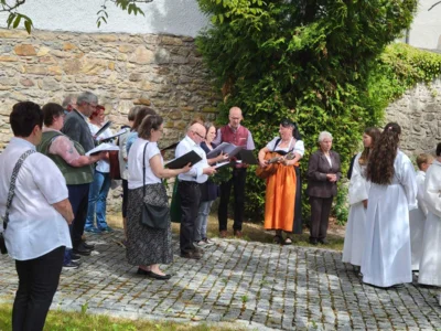 Der Kirchenchor Prackenbach/Krailing untermalte musikalisch.  (Bild vergr&ouml;&szlig;ern)