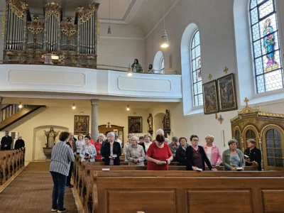 Zahlreiche Mitglieder des Frauen- und M&uuml;ttervereins Prackenbach-Krailing hatten sich am letzten Tag im Mai in der Pfarrkirche Sankt Georg eingefunden, um gemeinsam zu beten und zu singen.  (Bild vergr&ouml;&szlig;ern)