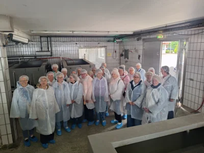 unsere Landfrauen warten auf die F&uuml;hrung  (Bild vergr&ouml;&szlig;ern)
