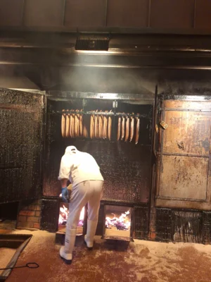 in der R&auml;ucherei  (Bild vergr&ouml;&szlig;ern)