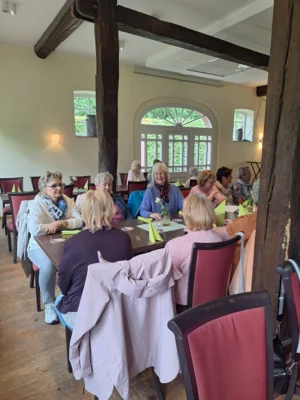 Warten auf das Mittagessen im Gristeder Hof  (Bild vergr&ouml;&szlig;ern)