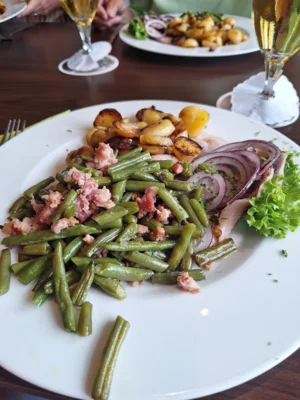 Matjes im Bratkartoffeln und Speckbohnen  (Bild vergr&ouml;&szlig;ern)